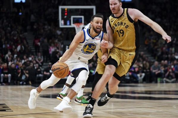 Curry leads Warriors past Raptors for 8th straight road win